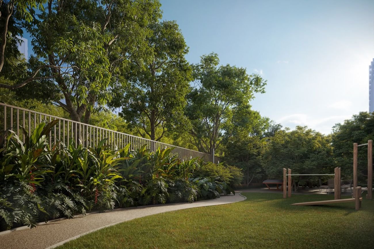 Praça arborizada com bosque nativo no Kronos by Tegra Barra da Tijuca, dentro da ABM